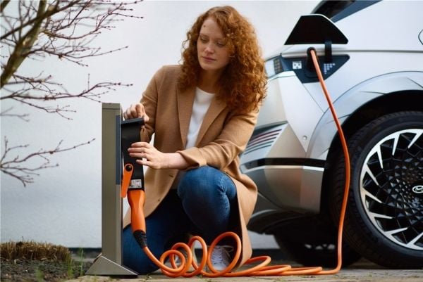 Tyypin 2 itsestään sisäänvedettävä latauskaapeli, enintään 22 kW, 3 m, oranssi