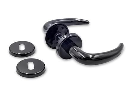 Klassisk Coupé dørgreb i sort med 6 mm click roset. Til indv. døre. Inkl. nøgleskilte (Ø52 mm), skruer og bøsninger til montering.