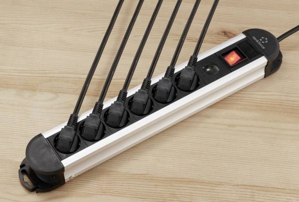 Renkforce RF-6417718 Overspenningsvern strømskinne 6-veis sort, aluminium beskyttelseskontakt 1 stk (RF-6417718)
