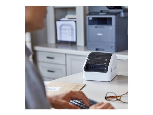 Brother QL-1110NWBc - Etikettskriver - direktetermisk - Rull (10,36 cm) - 300 x 300 dpi - inntil 110 mm/sek - Bluetooth 5.2, USB, LAN, Wi-Fi(n) - k...