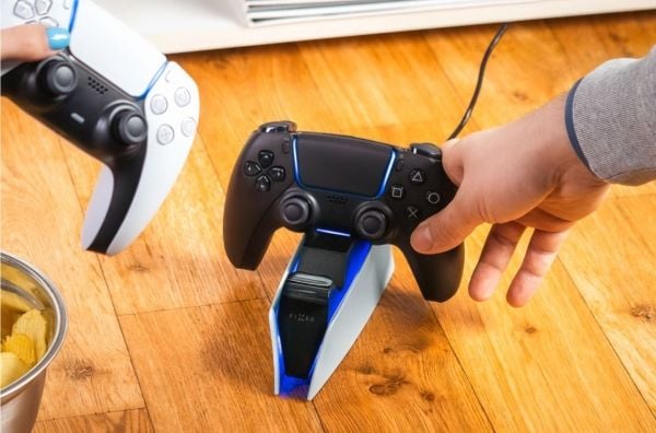FIXED - Ladestativ - 2 utgangskontakter (PS5-kontrollerkontakt) - svart, hvit