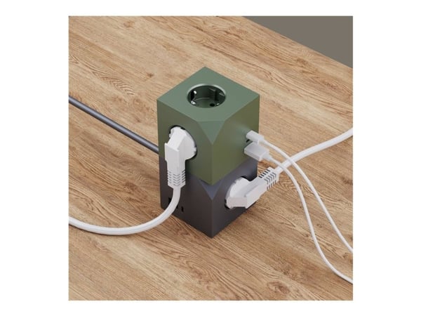 MicroConnect - Effektband - 3-vägs, med magnetisk funktion - ingång: Typ F - utgångskontakter: 6 (3 x strömtyp F, USB, 2 x USB-C) - 1.5 m sladd - m...