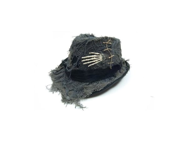 Hatt med skeletthänder