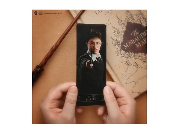 Harry Potter sauva kuulakärkikynä jalustalla