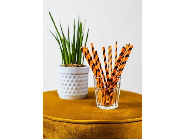 Orange og sort papir sugerør