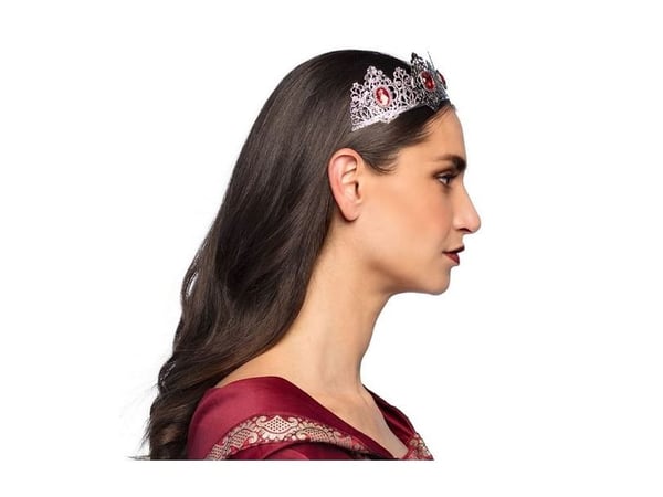 Diadem punaisilla kivillä
