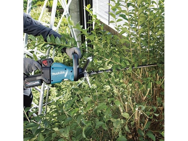 Makita UH006GZ - Hekkstusser - trådløs - 40 V - uten batteri, ingen lader - 2000/3000/4000 spm - 60 cm - kuttekapasitet: 25 mm - 4.4 kg - SOLO