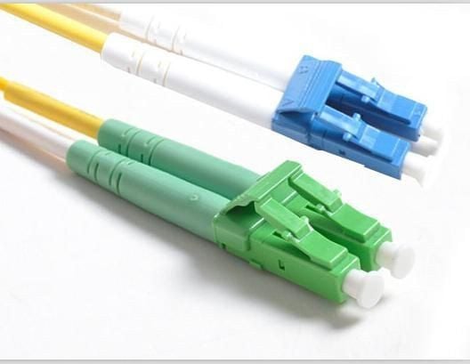 MicroConnect - Nettverkskabel - LC/UPC-enkeltmodus (hann) til LC/APC-enkeltmodus (hann) - 2 m - fiberoptisk - gul