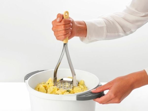 Brabantia 229503, Tradisjonell potetstapper, Rustfritt stål, Gul, Plast, Hengehull, 1 stk, 85 mm