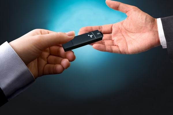 DataLocker Sentry 5 - USB-flashstasjon - kryptert - FIPS 140-2 Level 3 - 8 GB - USB 3.2 Gen 1 - TAA-samsvar