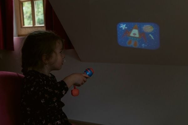 Scratch lommelykt-projektor XL kosmos 24 bilder