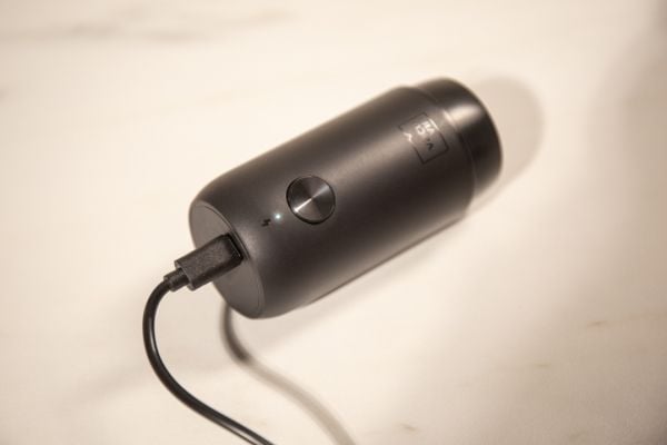 Vacu Vin Wine Saver -viinipumppu Ø4,8 x 10 cm, sähköinen, USB-pistoke, musta