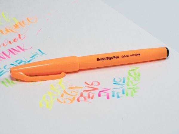 PentelArts Brush Sign Pen SES15 • neonoransje kalligrafipenn • fleksibel penselspiss • strektykkelse: - • 1 stk. (SES15C-FFX)