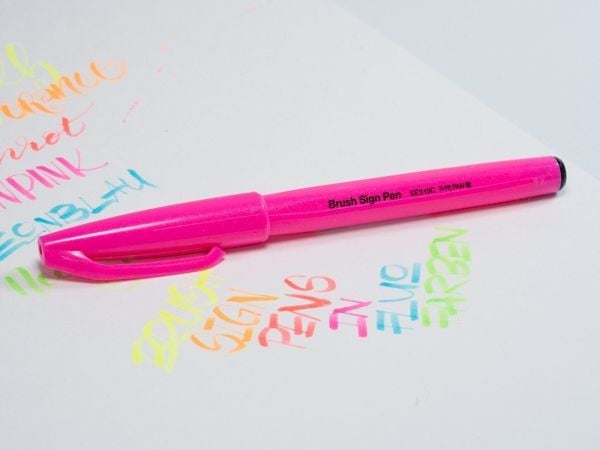 PentelArts Fiberpenna Brush Sign Pen SES15 neonrosa kalligrafipenna med flexibel penselspets linjetjocklek: - 1 st (SES15C-FPX)