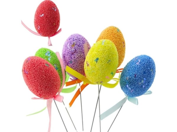 Påskeegg i eggform med snor og fargerike detaljer (6 stk.)