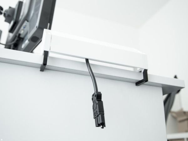 Bachmann DESK 2 4x pistorasia valkoinen902.224 (902.224)