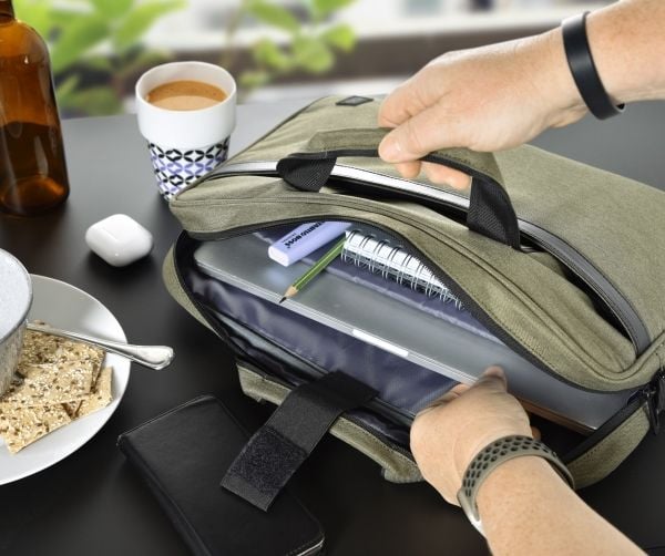 Tietokonekotelo KOZO Olive kierrätetty RPET jopa 15.6" asti