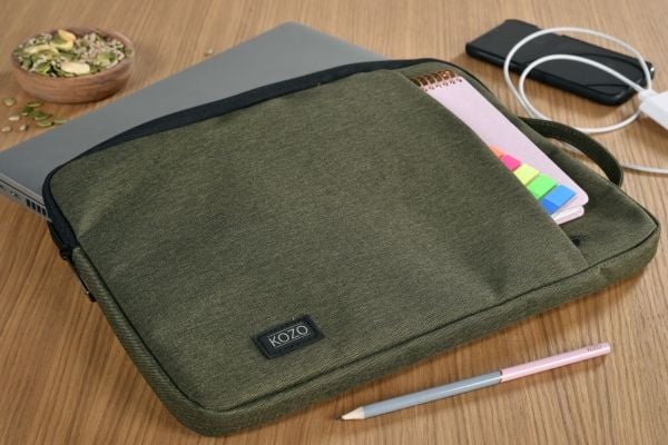 Sleeve, KOZO Olive, L:395mm x B:285mm x H:25mm med håndtag, RPET, grøn