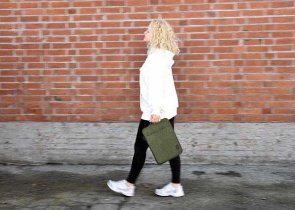 Sleeve, KOZO Olive, L:395mm x B:285mm x H:25mm med håndtag, RPET, grøn