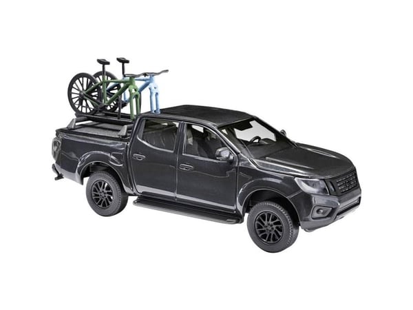 Busch 53724 H0 personbilmodell Nissan Navara med to sykler