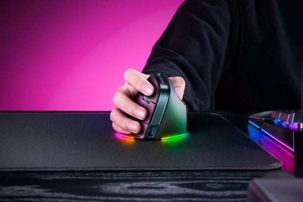 Razer Pro Click V2 Vertical, Oikeakätinen, Vaakasuuntainen muotoilu, Optinen, RF Wireless + Bluetooth + USB Type-C, 30000 DPI, musta