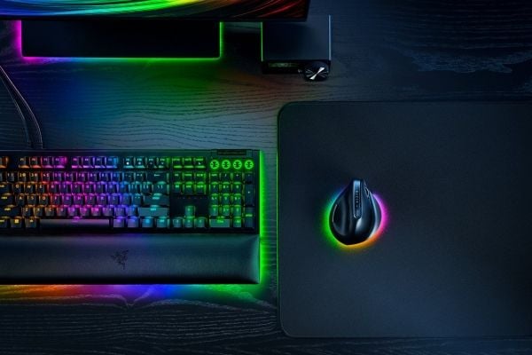 Razer Pro Click V2 Vertical, Oikeakätinen, Vaakasuuntainen muotoilu, Optinen, RF Wireless + Bluetooth + USB Type-C, 30000 DPI, musta