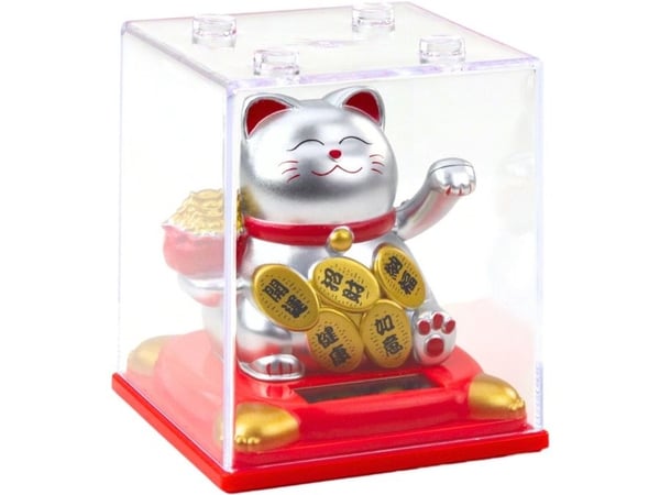 Kinesisk lykkekatt i utstillingsvindu solcellefigur ornament sølv