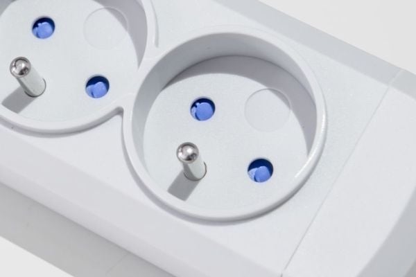Armac Multi M3 - pistorasia - AC 230 V - 2300 Watt - tulo: Tyyppi E - lähtöliittimet: 3 (3 x tyyppi E) - 1,5 m johto - harmaa - harmaa