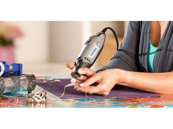 Dremel Monitoimityökalu 3000 130W + 15 tarviketta (F0133000JC)