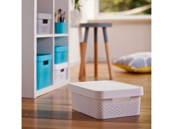 Curver INFINITY 11L valkoinen läpällinen astia, jossa on kansi