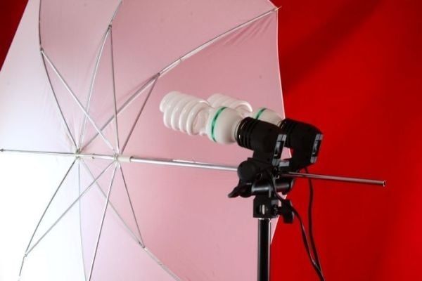 Vit paraply med diffusor 110 cm