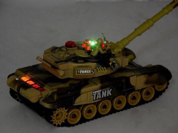 Jokomisiada Taistelupanssarivaunu ohjataan kaukosäätimellä 2,4 GHz RC0036MO RC0036MO