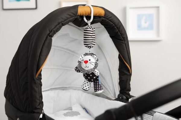 Sensillo Musta&amp;valkoinen lastenrattaiden riipus leijona