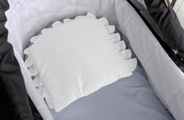 Sensillo pute med flounce velvet hvit