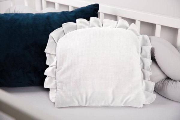 Sensillo pute med flounce velvet hvit
