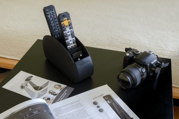 Mozos gulvstativ 1500 32" - 60" + RCH-1-WH holder for fjernkontroller, hvit
