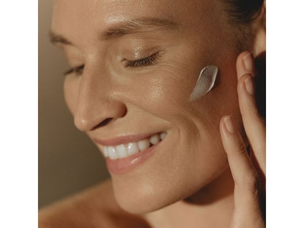 Sisley Sunleÿa Soin Solaire Anti-Âge SPF50+, Solkrem, Ansikt, Pumpe flaske, Anti-aldring, Anti-rynke, Oppstrammende, Fuktighetsgivende, Beskyttelse...