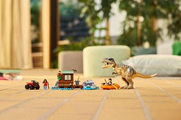 LEGO Jurassic World 76975 T. rex and the river escape