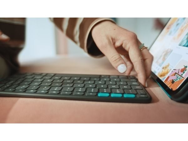 Logitech Flip Folio - Tastatur og folioveske - full size - trådløs - Bluetooth 5.1 LE - QWERTY - Nordisk (dansk/finsk/norsk/svensk) - grafitt - for...
