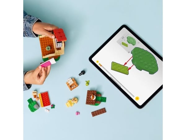 LEGO® Animal Crossing™ 77058 Bee's koselige hus