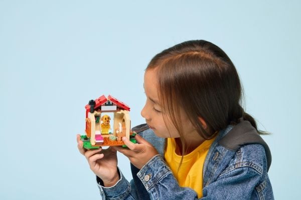 LEGO® Animal Crossing™ 77058 Bee's koselige hus