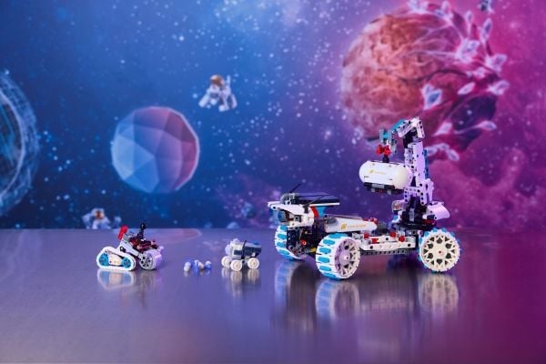 LEGO Technic 42211 Lunar Outpost™ månerover-romkjøretøy