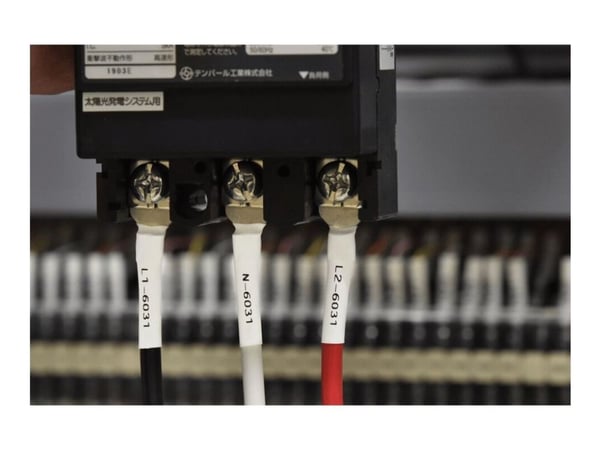 Brother HSe-221E - Svart på hvitt - Rull (0,9 cm x 1,5 m) 1 kassett(er) hengeboks - varmekrympetape - for P-Touch PT-D800W, PT-E550WVP