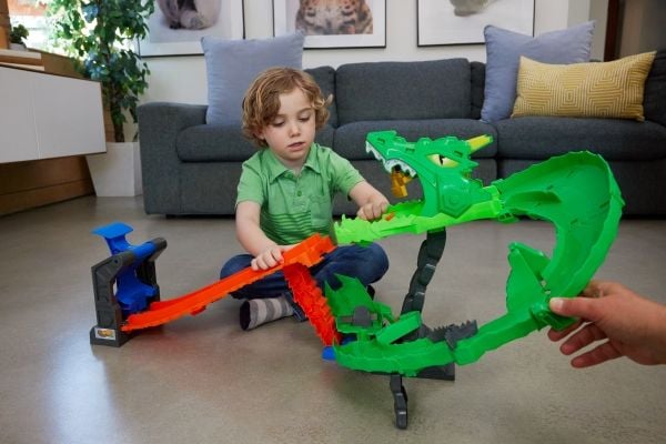 Hot Wheels Monster Trucks Sharks vs. Dinos Dragon Destruction-lekesett og to lekebiler, Monstertruck og banesett, 4 år, Plast, Flerfarget