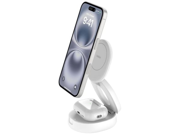 Belkin BoostCharge - Trådløst ladestativ - 2-i-1, Qi2, magnetisk, sammenleggbar + AC-strømadapter - 15 watt - hvit
