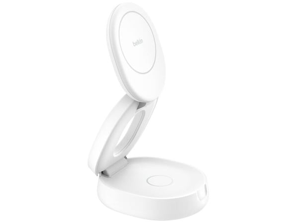 Belkin BoostCharge - Trådløst ladestativ - 2-i-1, Qi2, magnetisk, sammenleggbar + AC-strømadapter - 15 watt - hvit