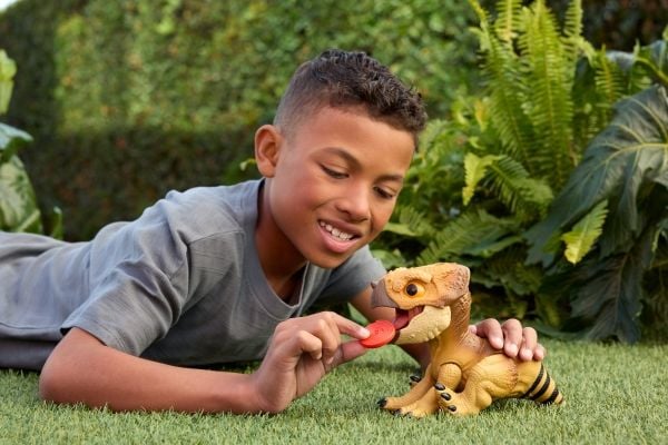 Jurassic World Rebirth Tame 'n Train Dolores