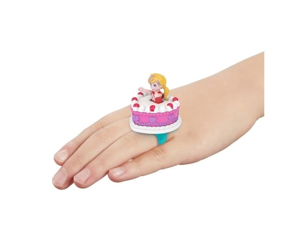Polly Pocket 80th Anniversary sormuksen kanssa