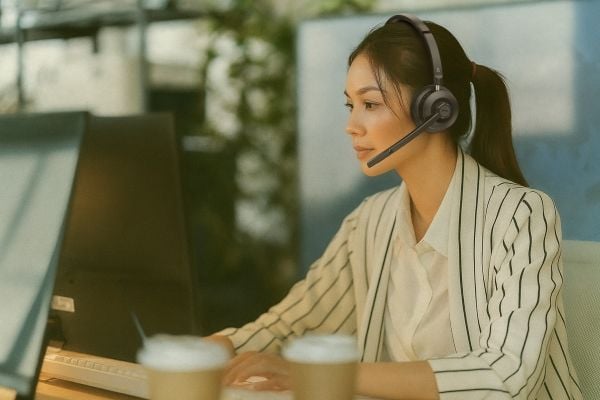 Creative Chat - Hodesett - on-ear - Bluetooth / 2,4 GHz radiofrekvens - trådløs, kablet - USB-C - svart