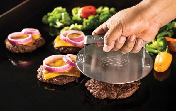 3 työkalusetti hampurilaisten grillaamiseen Blackstone